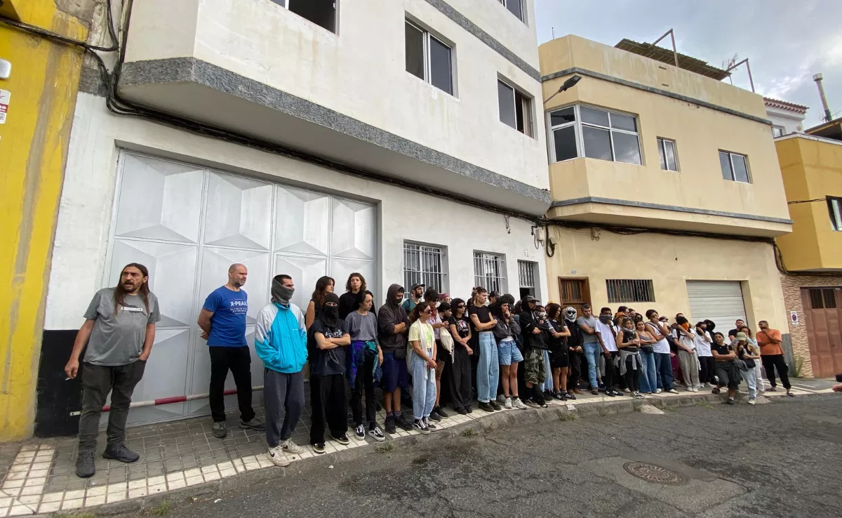  Casi un centenar de personas se concentran para tratar de paralizar el desahucio de la familia con dos menores. / ARIADNA MARTÍNEZ - ATLÁNTICO HOY