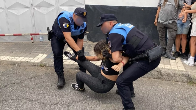 Momentos de tensión entre los agentes y las personas concentradas frente a la vivienda para tratar de evitar el lanzamiento. / ARIADNA MARTÍNEZ - ATLÁNTICO HOY Momentos de tensión entre los agentes y las personas concentradas frente a la vivienda para tratar de evitar el lanzamiento. / ARIADNA MARTÍNEZ - ATLÁNTICO HOY