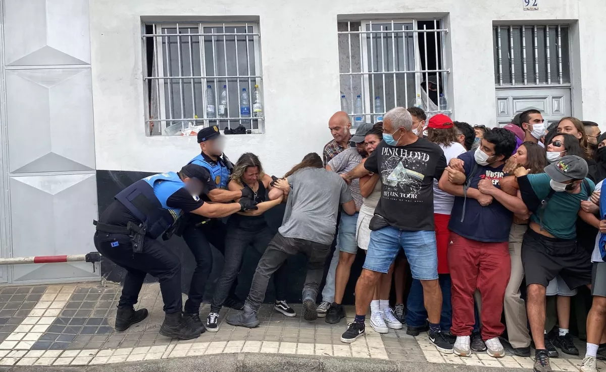 Momentos de tensión entre los agentes y las personas concentradas frente a la vivienda para tratar de evitar el lanzamiento. / ARIADNA MARTÍNEZ - ATLÁNTICO HOY
