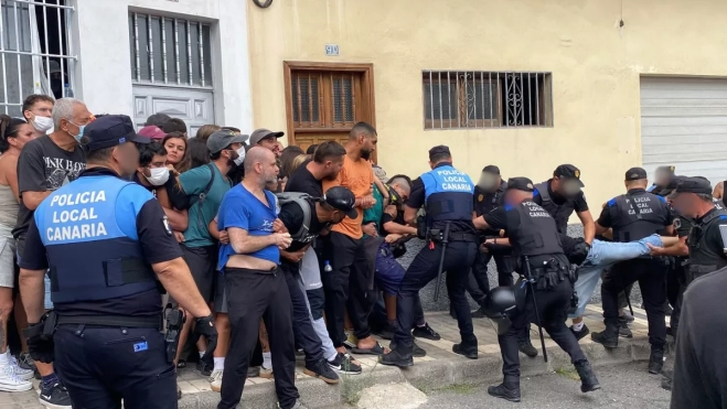 Momentos de tensión entre los agentes y las personas concentradas frente a la vivienda para tratar de evitar el lanzamiento. / ARIADNA MARTÍNEZ - ATLÁNTICO HOY Momentos de tensión entre los agentes y las personas concentradas frente a la vivienda para tratar de evitar el lanzamiento. / ARIADNA MARTÍNEZ - ATLÁNTICO HOY