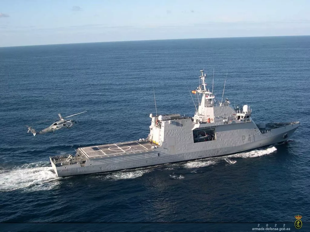 El buque militar 'Meteoro', con base en Canarias, se adiestra contra drones en aguas africanas. / ARMADA
