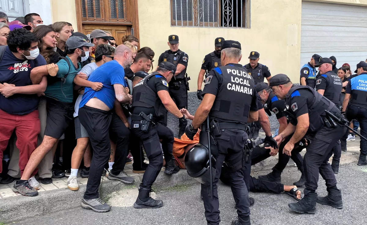 La policía arremete contra las personas concentradas en la puerta de la vivienda para paralizar el desahucio / ARIADNA MARTÍNEZ - ATLÁNTICO HOY