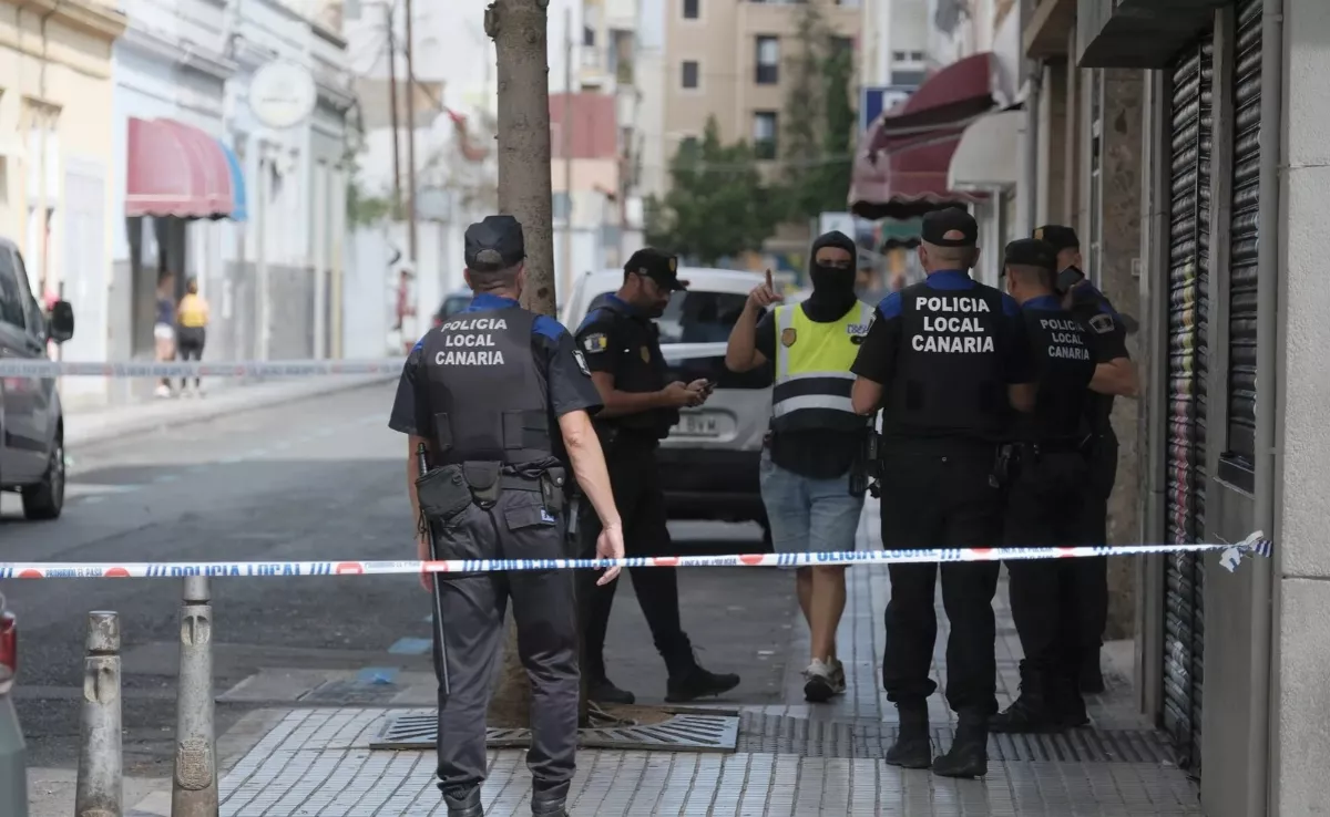 Policías locales en una intervención en Las Palmas de Gran Canaria / EFE