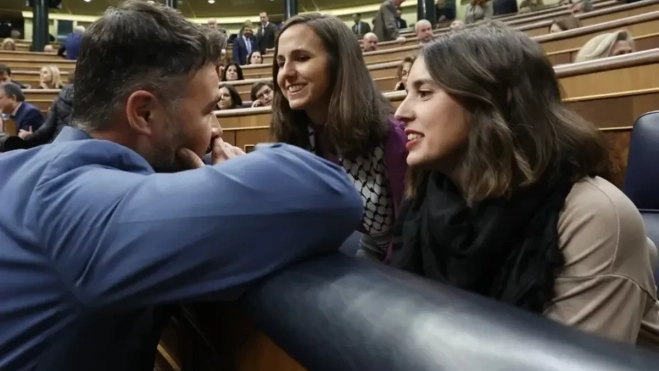 Gabriel Rufián conversa con Ione Belarra e Irene Montero / EFE Gabriel Rufián conversa con Ione Belarra e Irene Montero / EFE