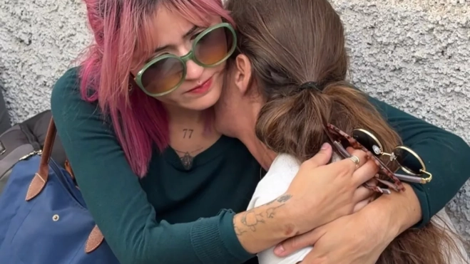 Sofía Olivares, portavoz de Derecho al Techo, abraza a Jennifer tras ejecutarse su desahucio / CEDIDA Sofía Olivares, portavoz de Derecho al Techo, abraza a Jennifer tras ejecutarse su desahucio / CEDIDA