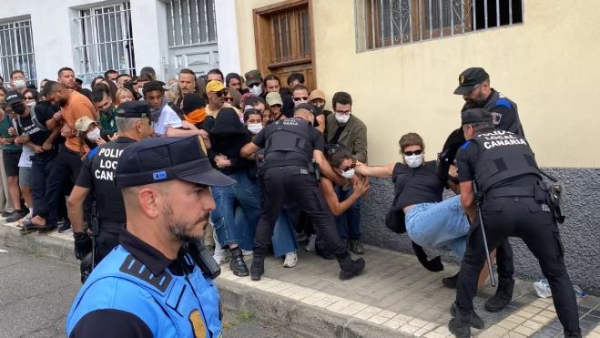Momentos en los que la policía comienza a romper la barrera humana que protegía la vivienda / ARIADNA MARTÍNEZ - ATLÁNTICO HOY Momentos en los que la policía comienza a romper la barrera humana que protegía la vivienda / ARIADNA MARTÍNEZ - ATLÁNTICO HOY