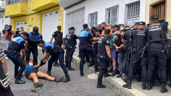 Los agentes arremeten contra el piquete y se llevan a rastras a las vecinas / ARIADNA MARTÍNEZ - ATLÁNTICO HOY Los agentes arremeten contra el piquete y se llevan a rastras a las vecinas / ARIADNA MARTÍNEZ - ATLÁNTICO HOY