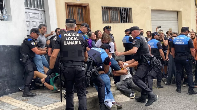 Momentos previos a que la policía despejara la puerta del edificio / ARIADNA MARTÍNEZ - ATLÁNTICO HOY