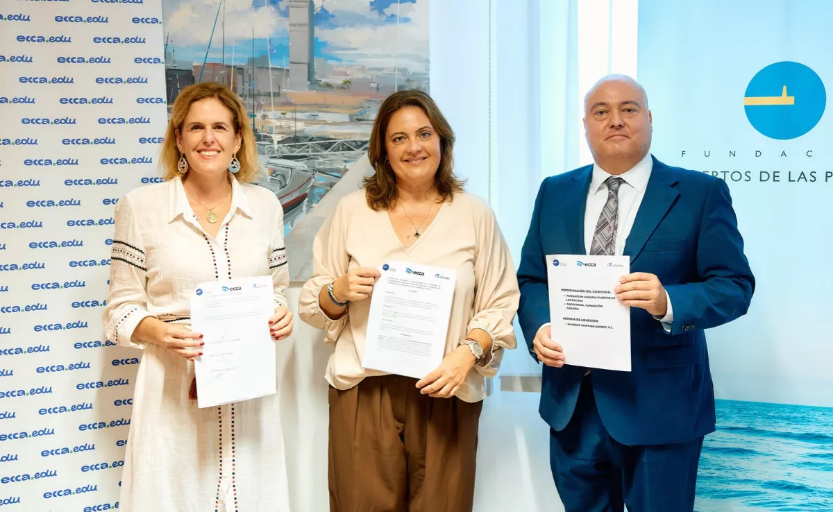 Beatriz Calzada, en el centro, acompañada por los responsables de ecca.edu y Alfaship. / FPL