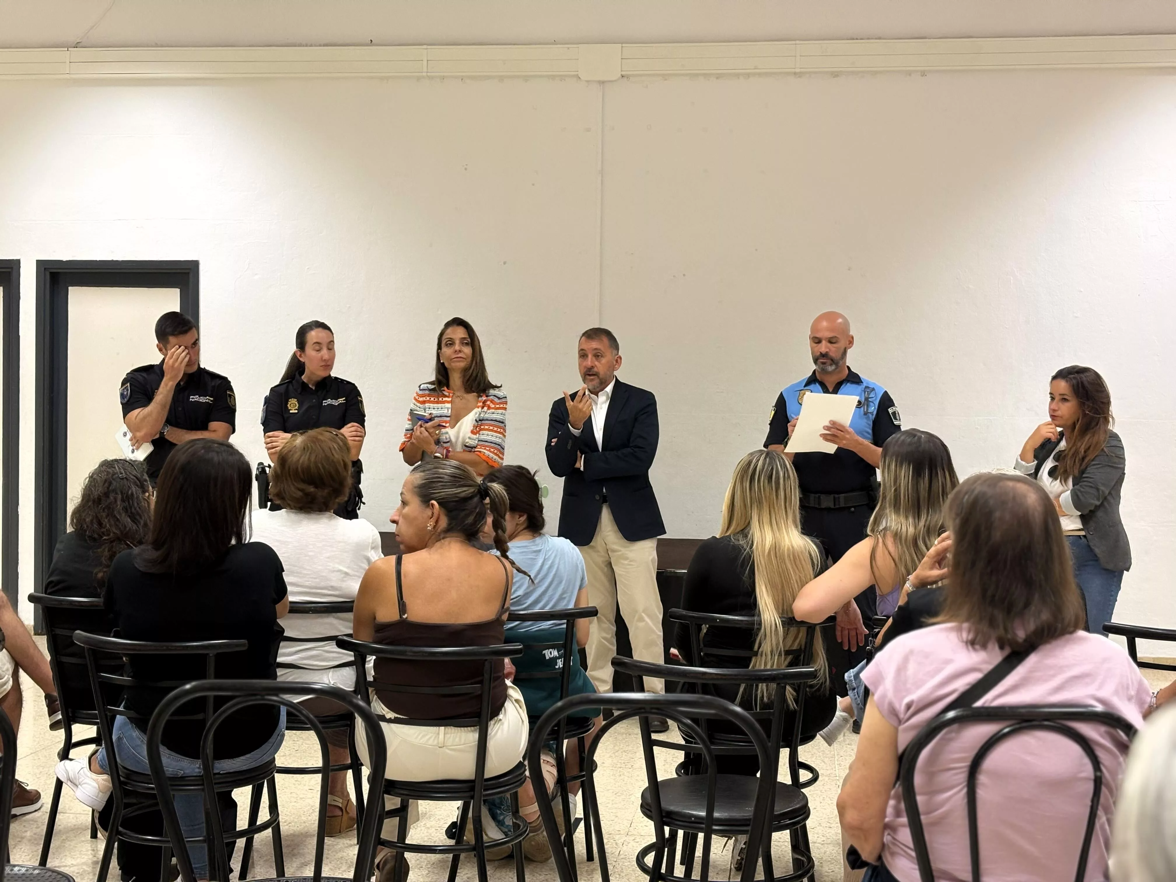 Reunión de seguridad en Los Gladiolos y Los Verodes. / AYUNTAMIENTO DE SANTA CRUZ DE TENERIFE