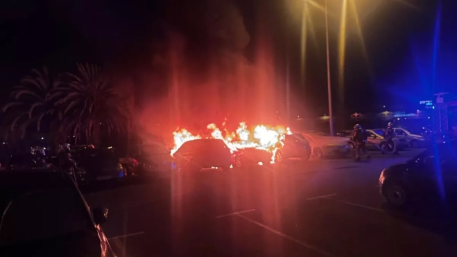 Los vehículos incendiados en Casablanca III / AH Los vehículos incendiados en Casablanca III / AH
