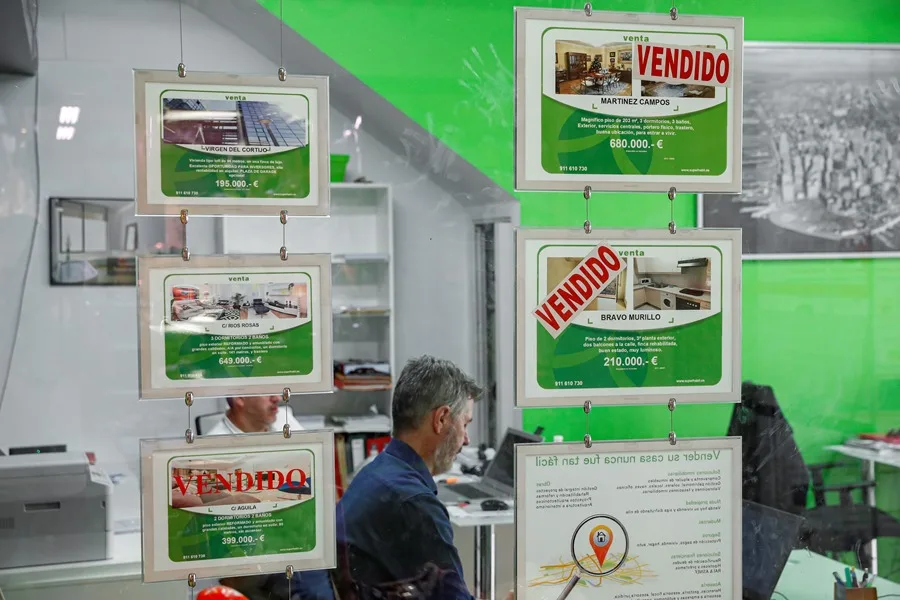 Imagen de viviendas en venta. / EFE - EMILIO NARANJO
