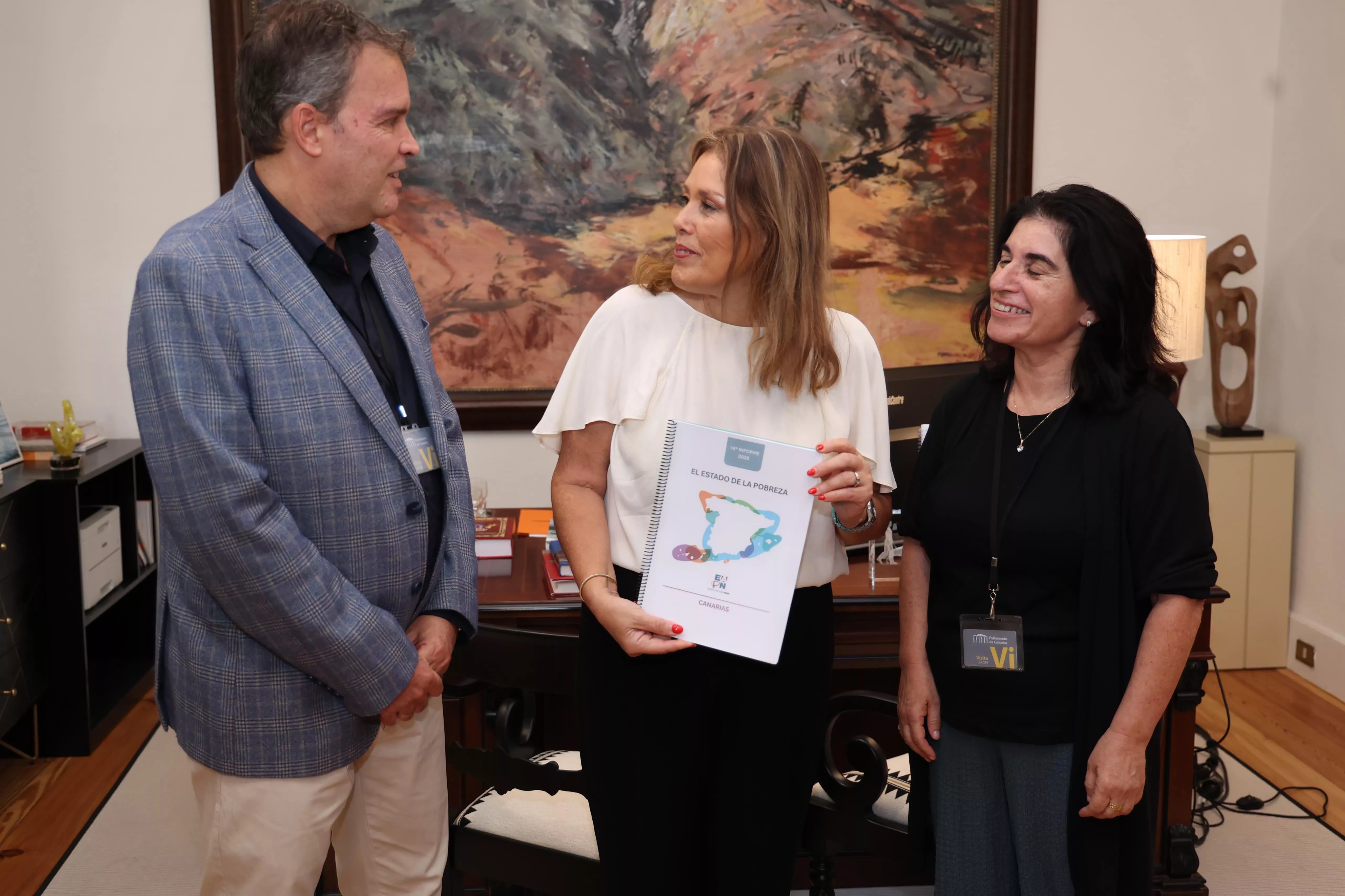 Astrid Pérez, presidenta del Parlamento de Canarias, junto a Esther Gálvez y Fernando Rodríguez, presidenta y vicepresidente de EAPN Canarias, durante la entrega del informe El estado de la Pobreza 2026. / CEDIDA
