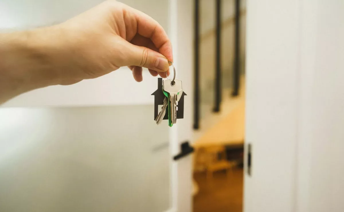 Imagen de una persona con las llaves de una vivienda. / CANVA