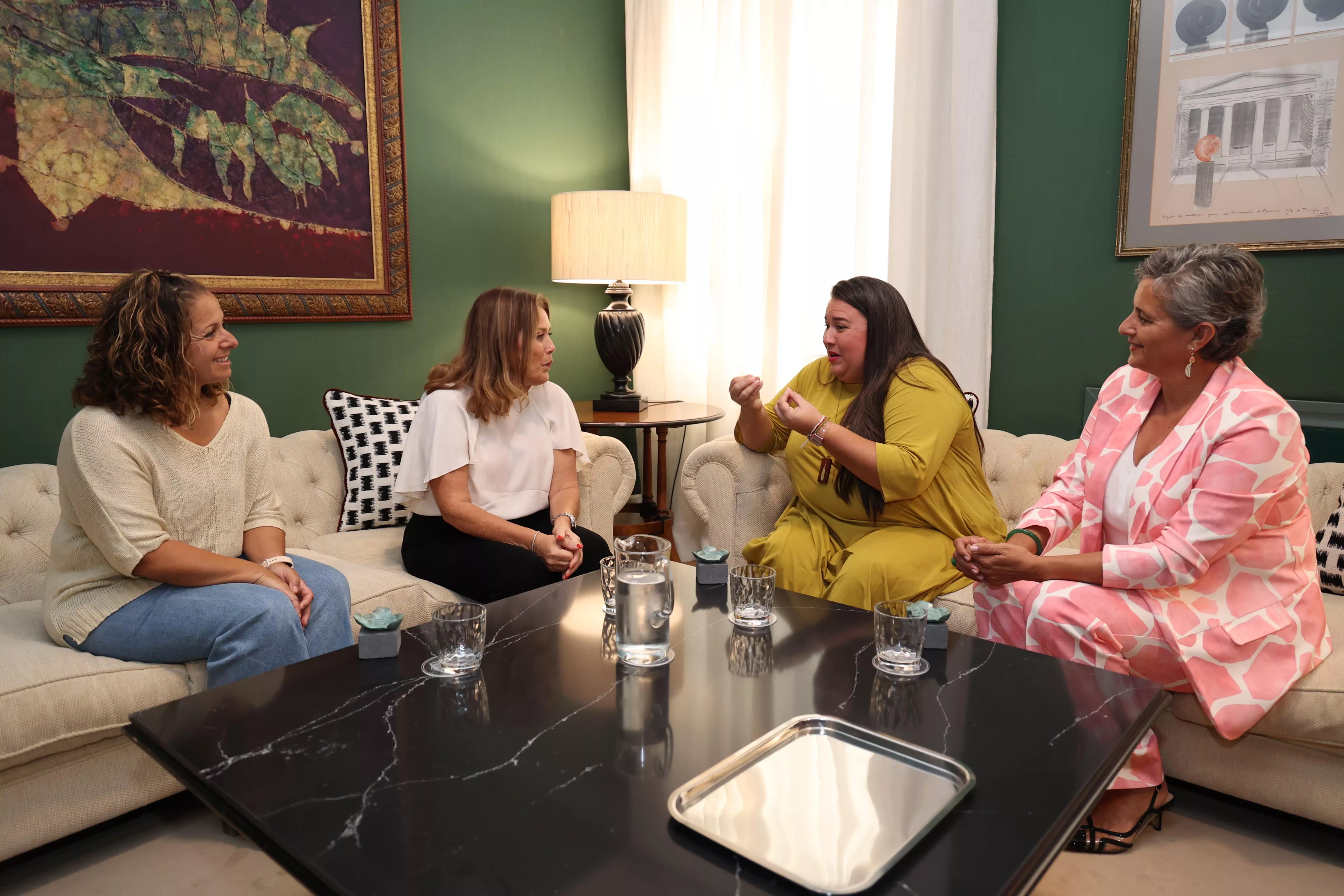 La presidenta del Parlamento de Canarias, Astrid Pérez, recibe a tres mujeres rurales con motivo del Día Internacional de las Mujeres Rurales, en reconocimiento a su esfuerzo, trayectoria y contribución al desarrollo del archipiélago. / CEDIDA