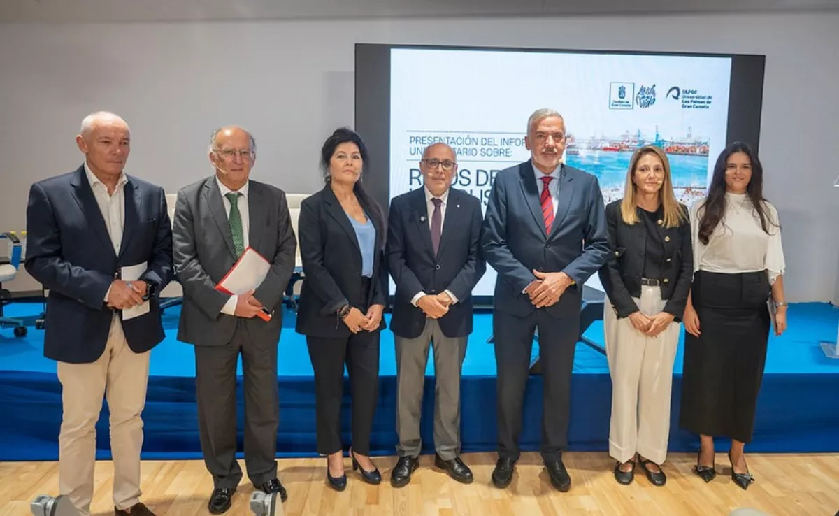 Antonio Morales, en el centro de la imagen, junto al panel de expertos universitarios que ha elaborado el informe sobre el Puerto de La Luz y de Las Palmas. / CABILDO DE GRAN CANARIA