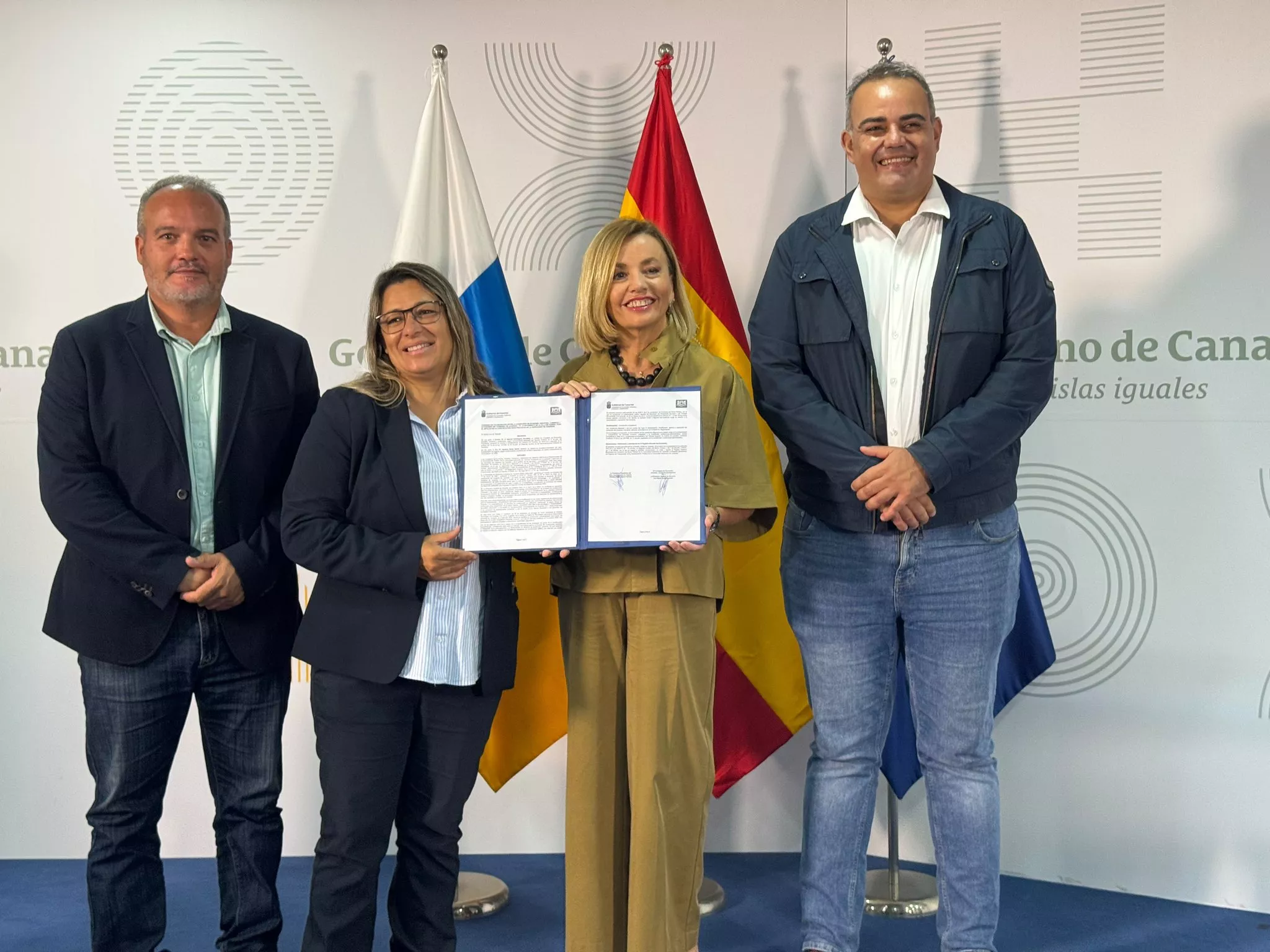 La directora general de Industria del Gobierno de Canarias, Ana Zurita, y la alcaldesa de Ingenio, Vanesa Martín, han participado en el acto vinculado al proyecto de construcción de una veintena de viviendas industrializadas en Gran Canaria.
