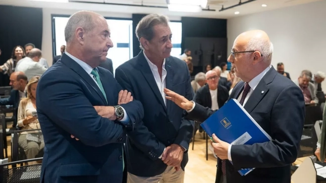 Pedro Ortega y Luis Padrón hablan con Morales durante la presentación del informe sobre el puerto. / CABIDLO DE GAN CANARIA