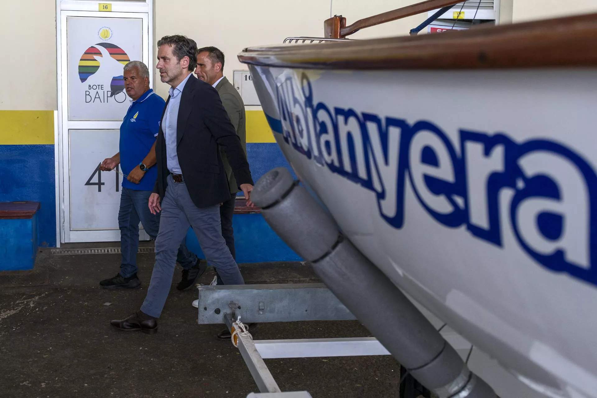 El portavoz nacional del PP, Borja Sémper, visitó este jueves las instalaciones de la Federación Canaria de Vela Latina. EFE ÁNGEL MEDINA