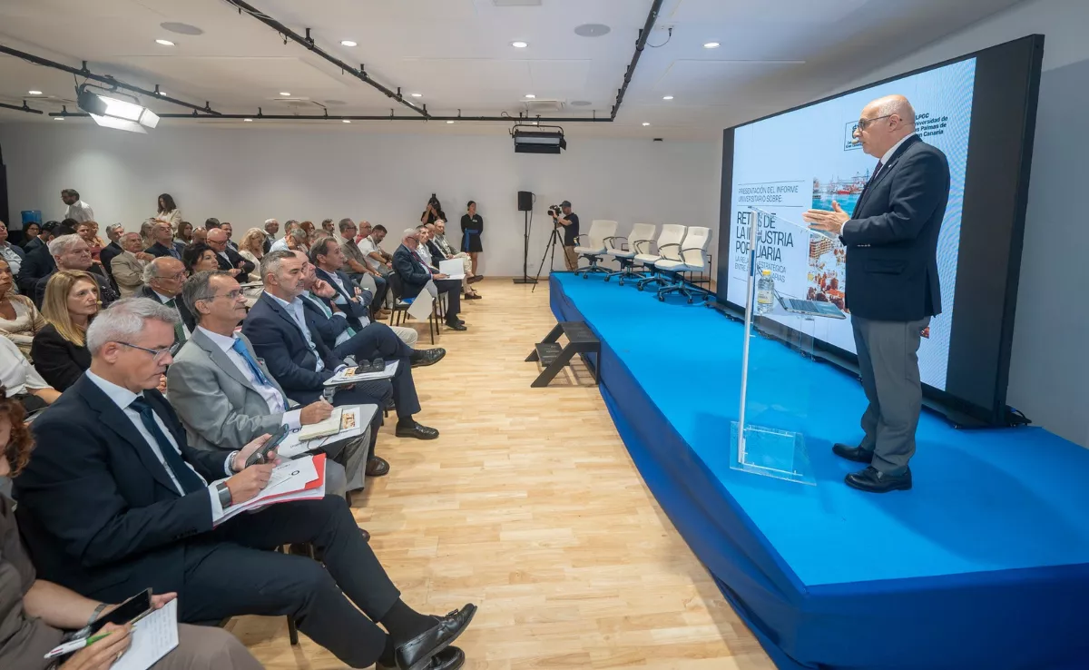 Varios empresarios, entre ellos representantes de Boluda, siguen la intervención de Antonio Morales en la presentación del informe sobre el Puerto de Las Palmas. / CABILDO DE GRAN CANARIA