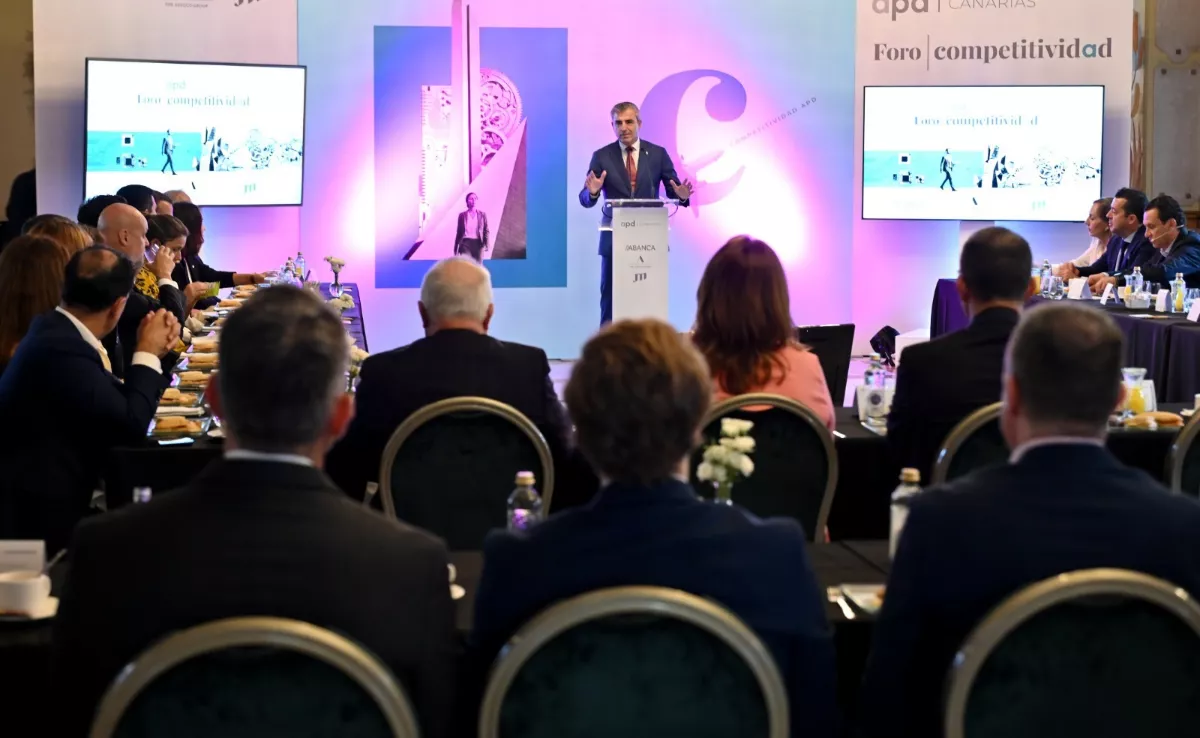 Manuel Domínguez, vicepresidente del Gobierno de Canarias y consejero de Economía, presenta el foro de APD./ CEDIDA