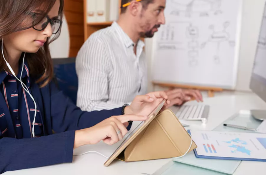 Profesionales trabajando con herramientas digitales en un entorno de oficina.