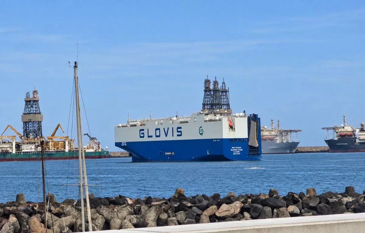 El Glovis Titan, capaz de transportar 8.600 coches, hace escala en el Puerto de Las Palmas. ALBERTO LEY