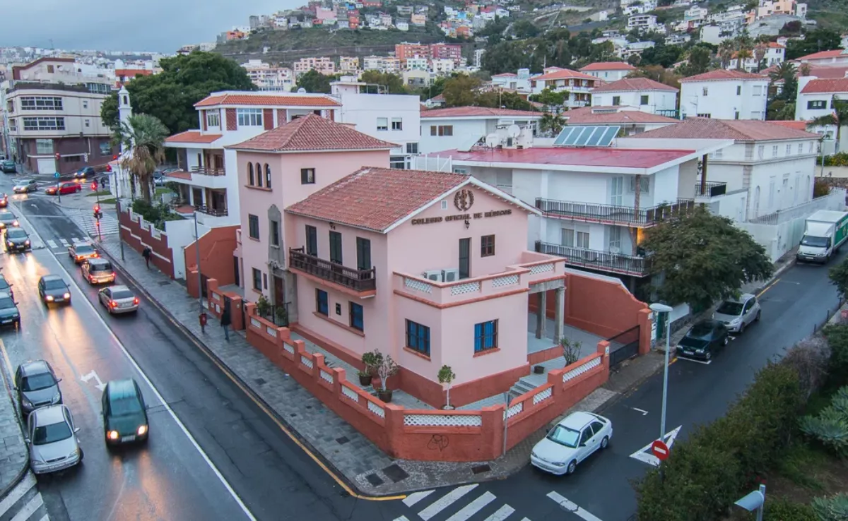 Exterior del Colegio Oficial de Médicos de Tenerife / COMTF
