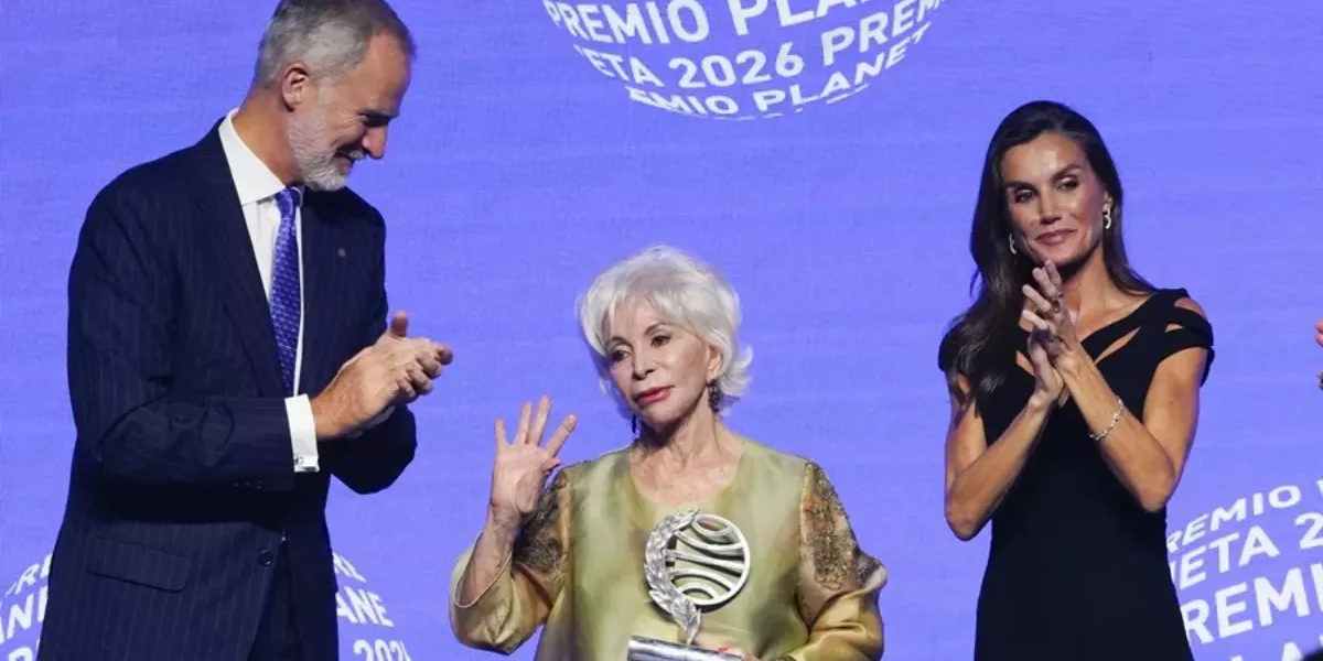 Imagen de la escritora Isabel Allende recogiendo el Premio Planeta / EFE