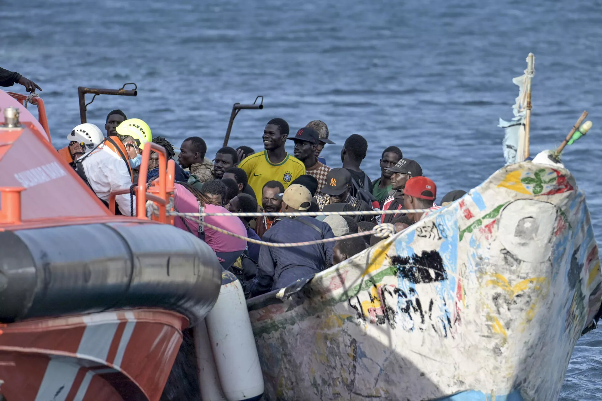 El buque de Salvamento Marítimo Salvamar Navia ha rescatado este viernes en aguas cercanas a El Hierro a un cayuco con 77 inmigrantes. EFE/ Gelmert Finol