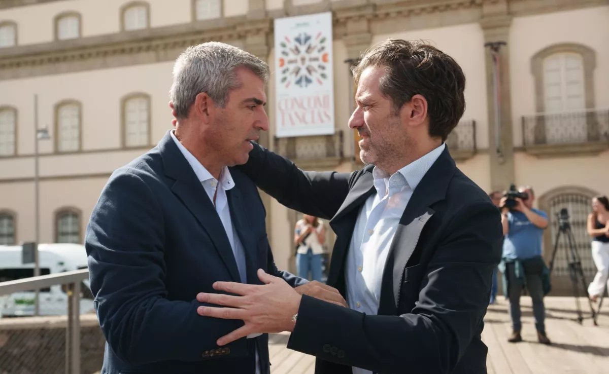 En la imagen, Borja Sémper (d), portavoz nacional del PP, acompañado por el presidente del partido en Canarias, Manuel Domínguez (i)./ Ramón de la Rocha (EFE)