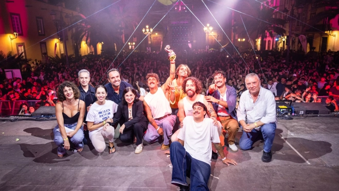 sobre el escenario estaban Good Franco, ganadores del concurso Sonora 2026 junto a Los Blody, que tras su concierto recibieron el trofeo Sonora 2026 de manos de la alcaldesa Carolina Darias, la consejera de Cultura del Cabildo grancanario, Guacimara Medina,  y el director técnico de la candidatura para la capital europea de la cultura, José Luis Pérez Pont,  acompañados por Juan Salan y Santi Gutiérrez, director y productor ejecutivo de Sonora, respectivamente