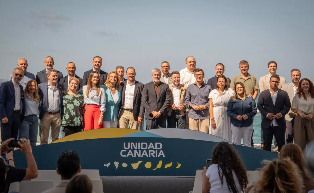 Miembros de la Unidad Canaria entre CC, Primero Canarias y una veintena de agrupaciones políticas./ CEDIDA