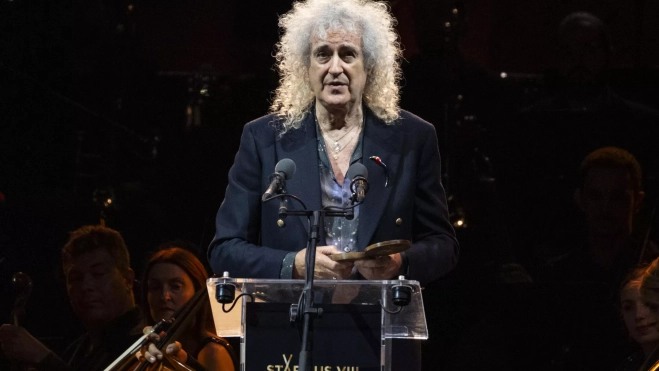 El guitarrista de Queen y astrofísico Brian May recibe la Medalla de la Tierra Jane Goodall Earth, este sábado durante el festival científico Starmus en Santa Cruz de Tenerife. EFE/Alberto Valdés El guitarrista de Queen y astrofísico Brian May recibe la Medalla de la Tierra Jane Goodall Earth, este sábado durante el festival científico Starmus en Santa Cruz de Tenerife. EFE/Alberto Valdés