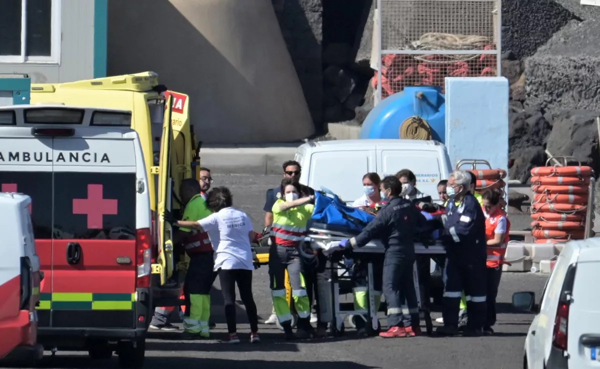 Traslado en ambulancia de uno de los 131 ocupantes del cayuco llegado este domingo a La Restinga, en El Hierro. EFE/Gelmert Finol