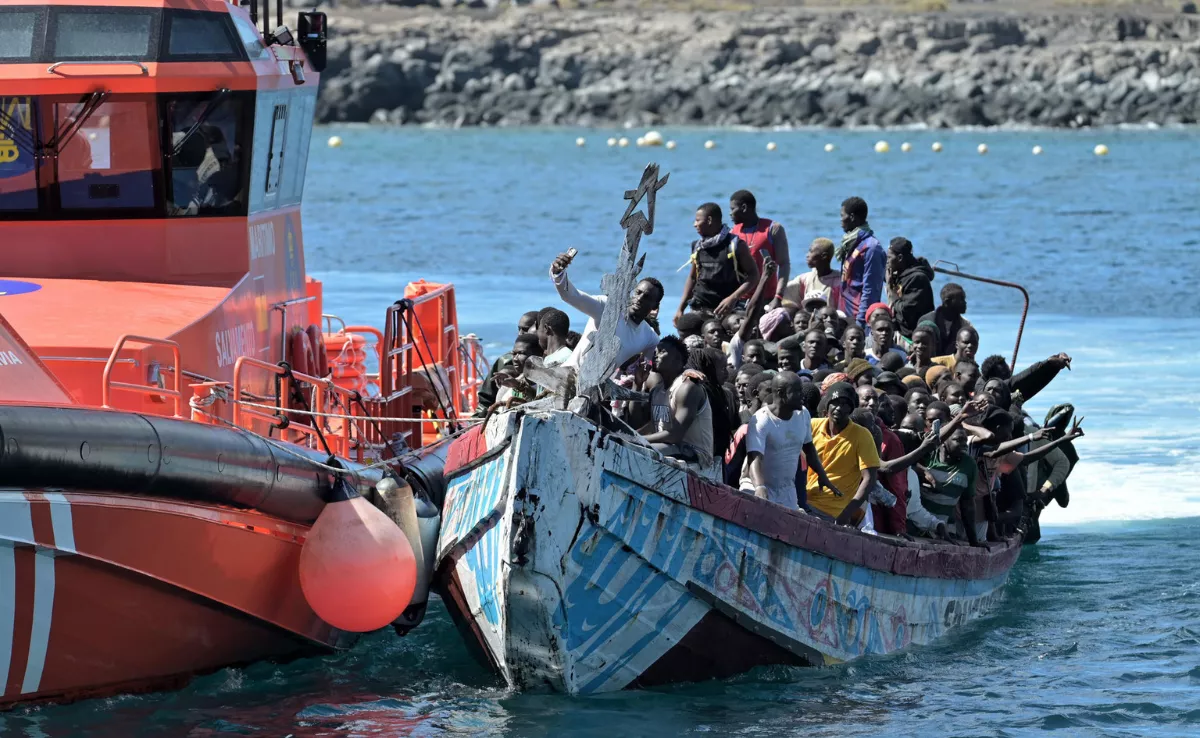 Llegada al puerto de La Restinga de las 177 personas del segundo cayuco que ha llegado este domingo a El Hierro. EFE/Gelmert Finol