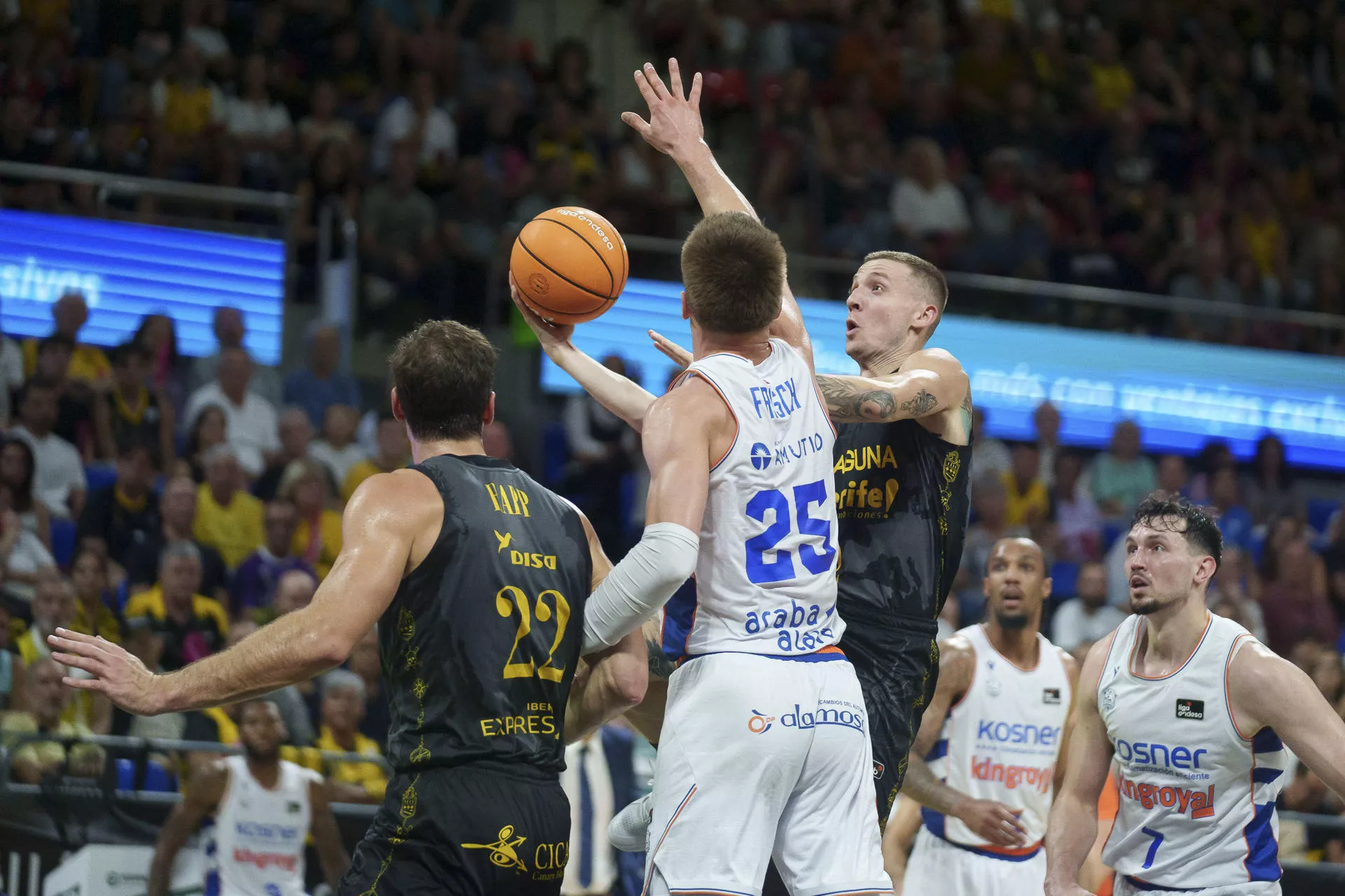 Kyle Guy entra a canasta frente a la dura defensa del Kosner Baskonia./ Ramón de la Rocha (EFE)