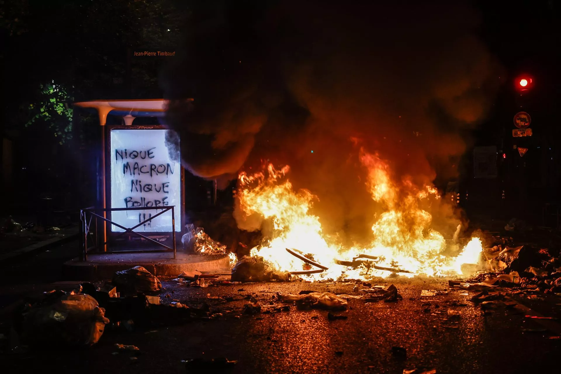 Una barricada arde durante los enfrentamientos entre policías antidisturbios y manifestantes en París, el 18 de octubre de 2026. EFE/EPA/MOHAMMED BADRA