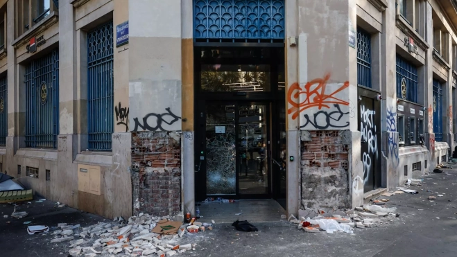 Un comercio vandalizado el día posterior a las protestas en París. EFE/EPA/MOHAMMED BADRA
