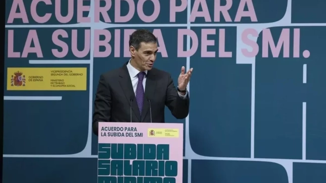 Pedro Sánchez en la presentación del acuerdo para subir el SMI / EFE - J.J. GUILLÉN