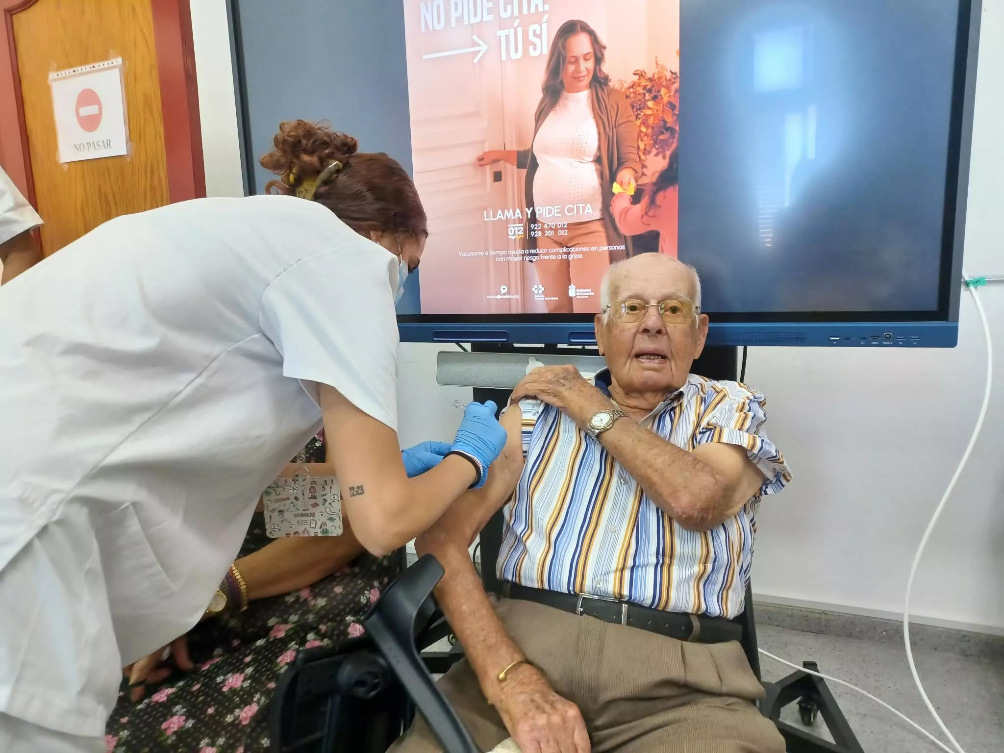 Personas mayores acuden a un centro de salud de Gran Canaria para vacunarse. CONSEJERÍA DE SANIDAD
