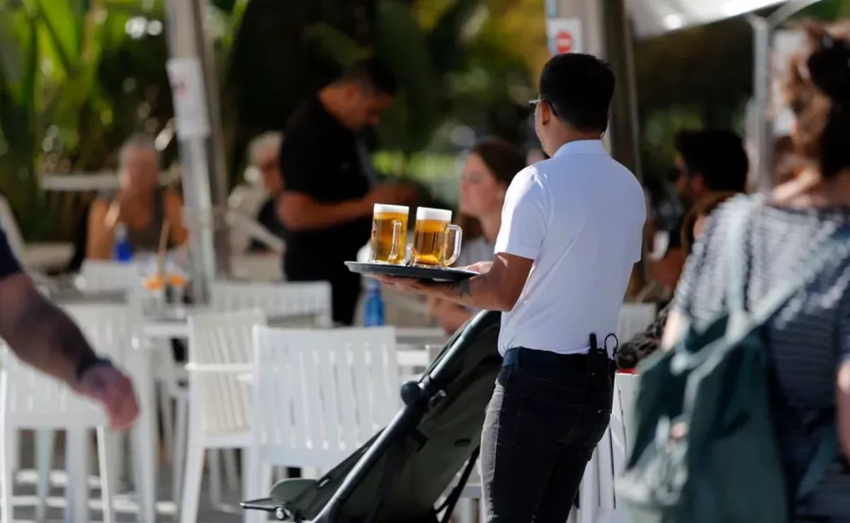 Imagen de un trabajador de la hostelería / EFE