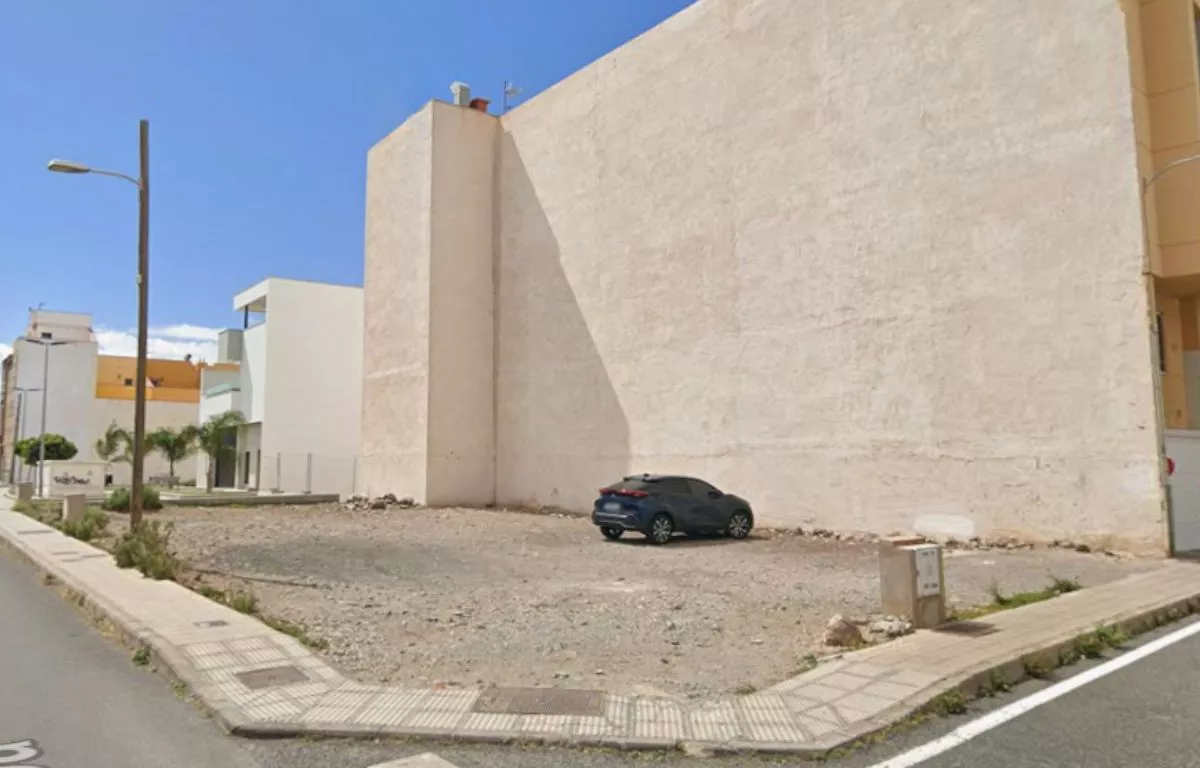 Solar donde se construirán las viviendas, en Santa Lucía de Tirajana. MAPS