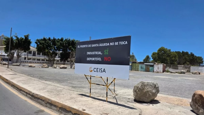 Cartel de CEISA en el entorno del puerto de Santa Águeda. ALBERTO LEY AH