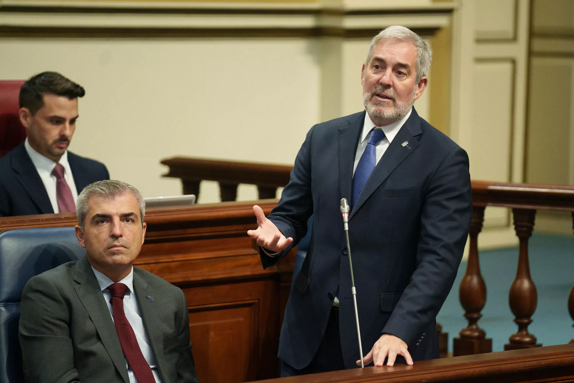  El presidente del Gobierno de Canarias, Fernando Clavijo (d), durante el pleno del Parlamento de Canarias celebrado este martes./ EFE - RAMÓN DE LA ROCHA