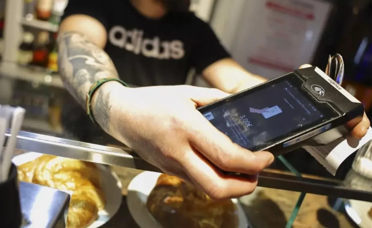 Pago con datáfono en un comercio / EFE