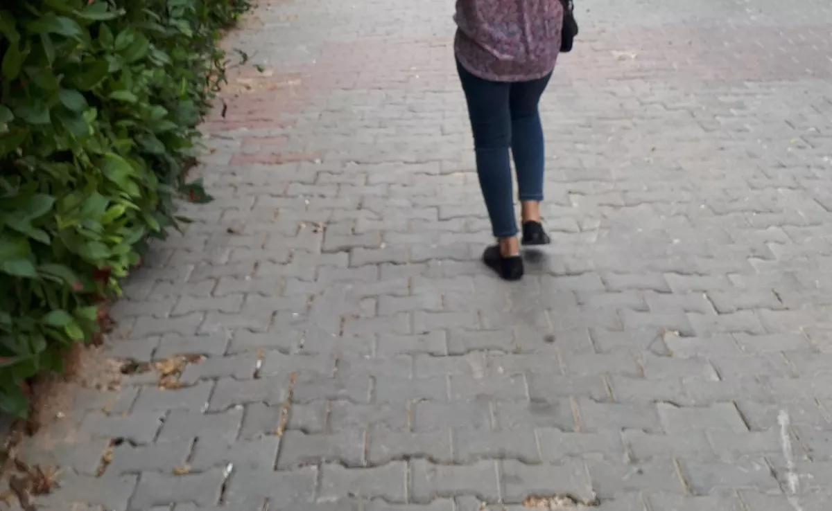 Imagen de una mujer caminando de espaldas. / CANVA