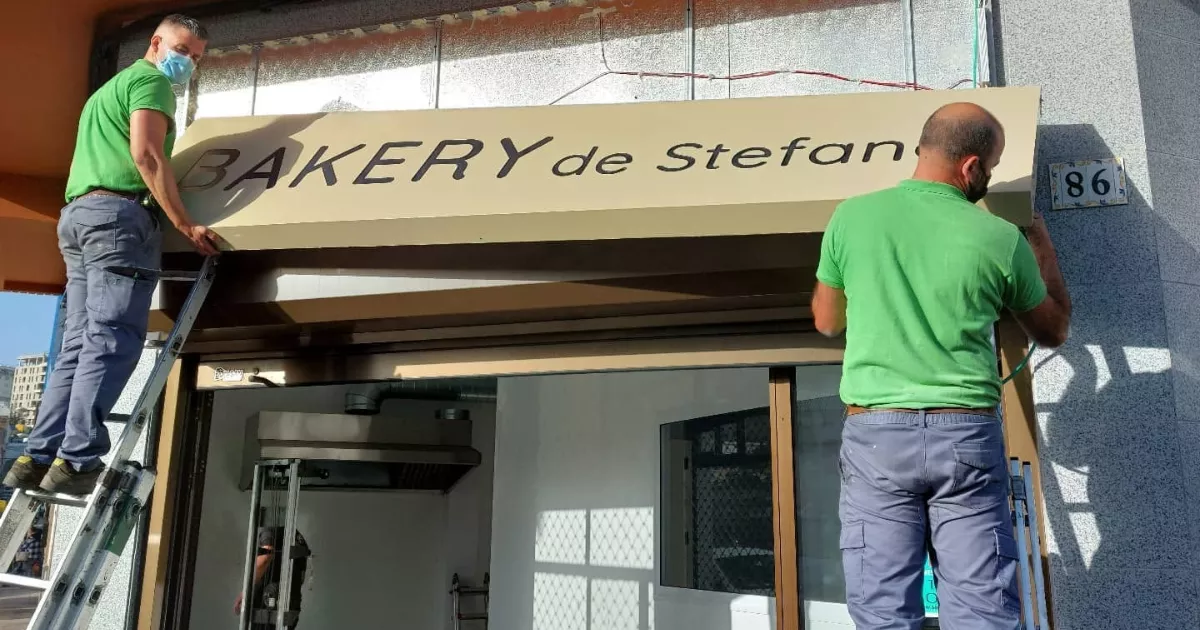 Unos obreros colocan el cartel de Bakery de Stefano. El obrador artesanal abrió en diciembre de 2021. Cinco años después, anuncia su cierre en el barrio de Guanarteme. / REDES