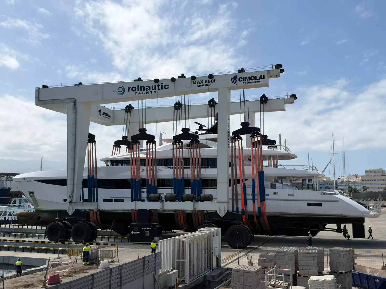 Varada del 'M/Y Baba's' en el Puerto de Las Palmas, en las instalaciones de Rolnautic. / AH
