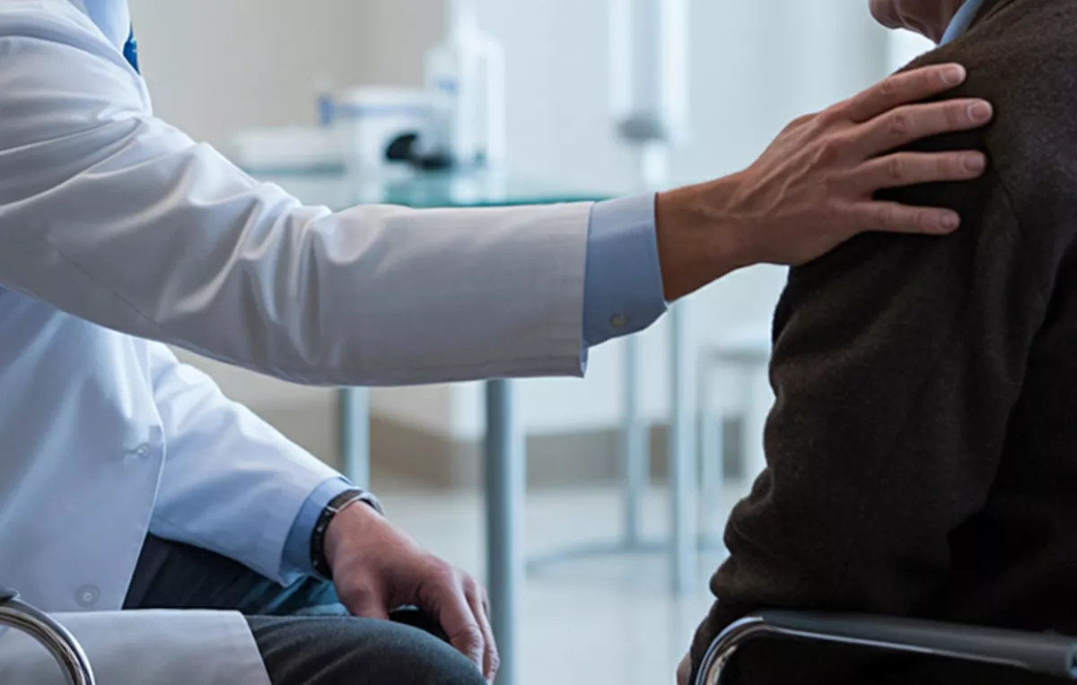 Imagen de un médico con un paciente. / CANVA